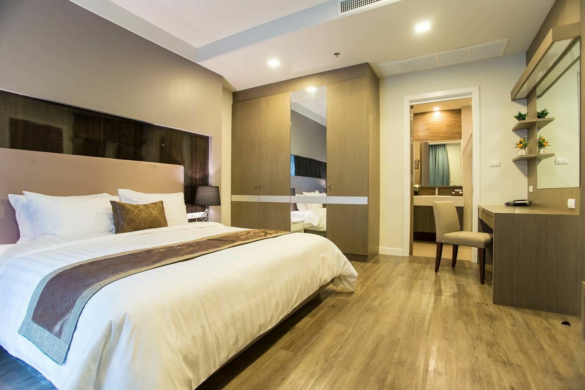 Metropolis Suites Bangkok, Tapestry Collection By Hilton Exterior photo