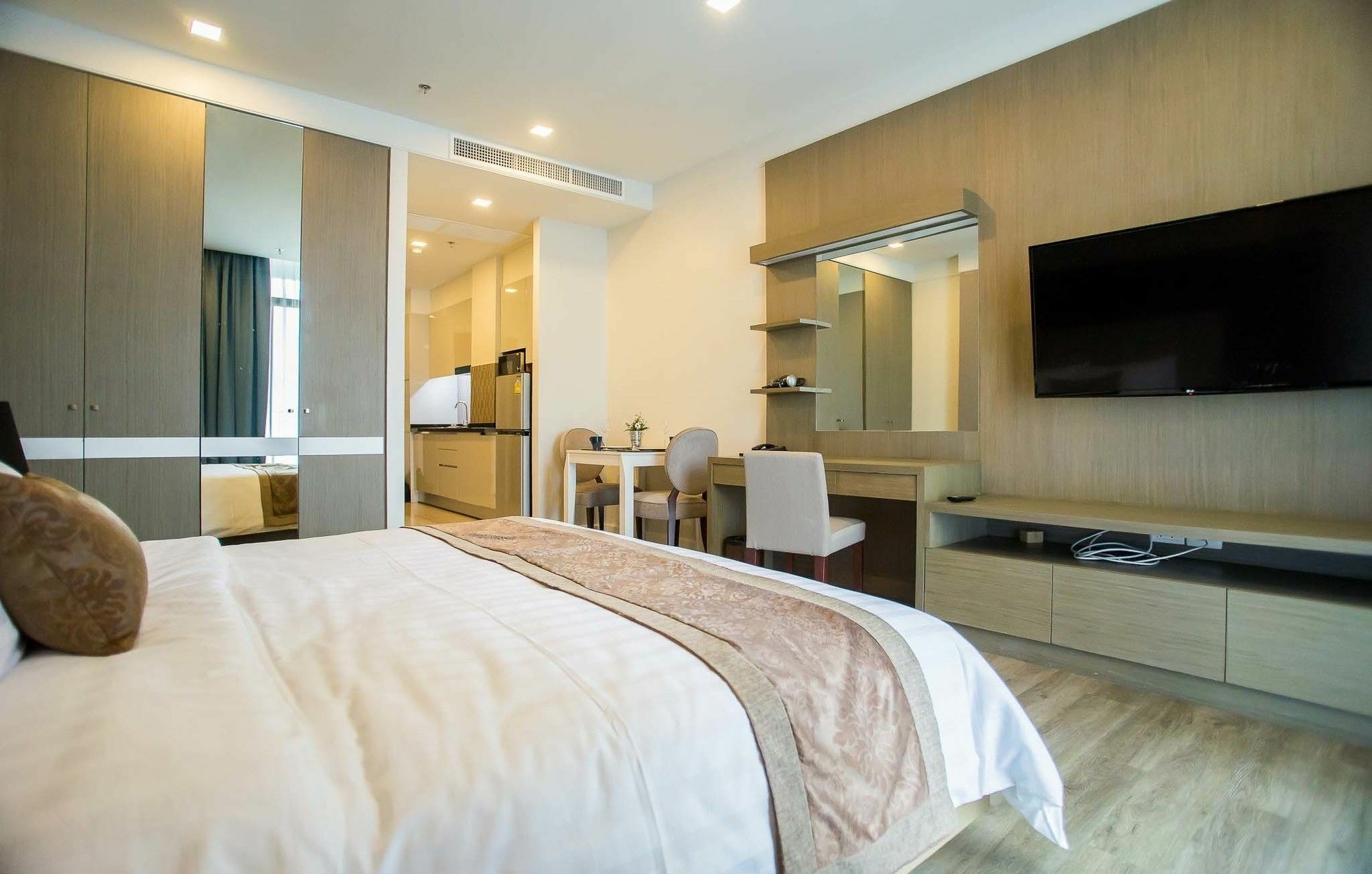 Metropolis Suites Bangkok, Tapestry Collection By Hilton Exterior photo