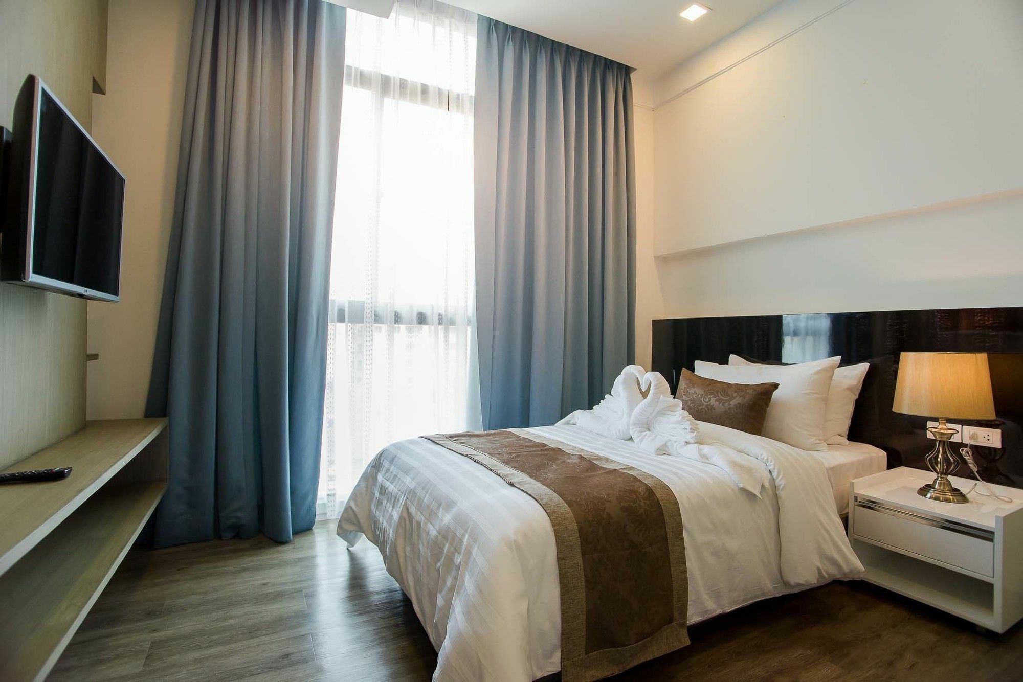 Metropolis Suites Bangkok, Tapestry Collection By Hilton Exterior photo